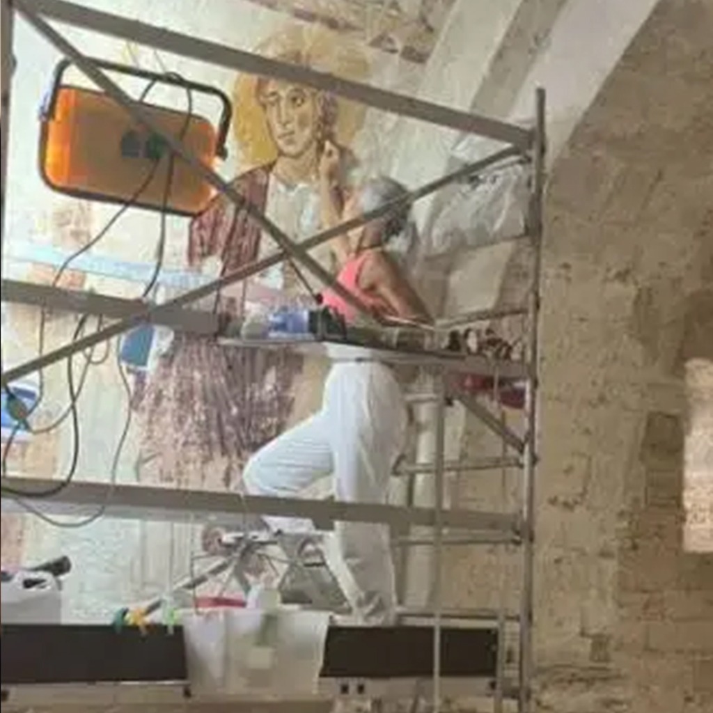 Intervention en cours par Lucia Murano sur l’échafaudage © Drac, CRMH, photo Nicolas Bru, 2024